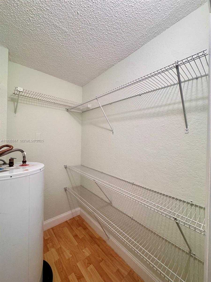 Small Image of 8245 LAKE DR #207, Doral Number 12