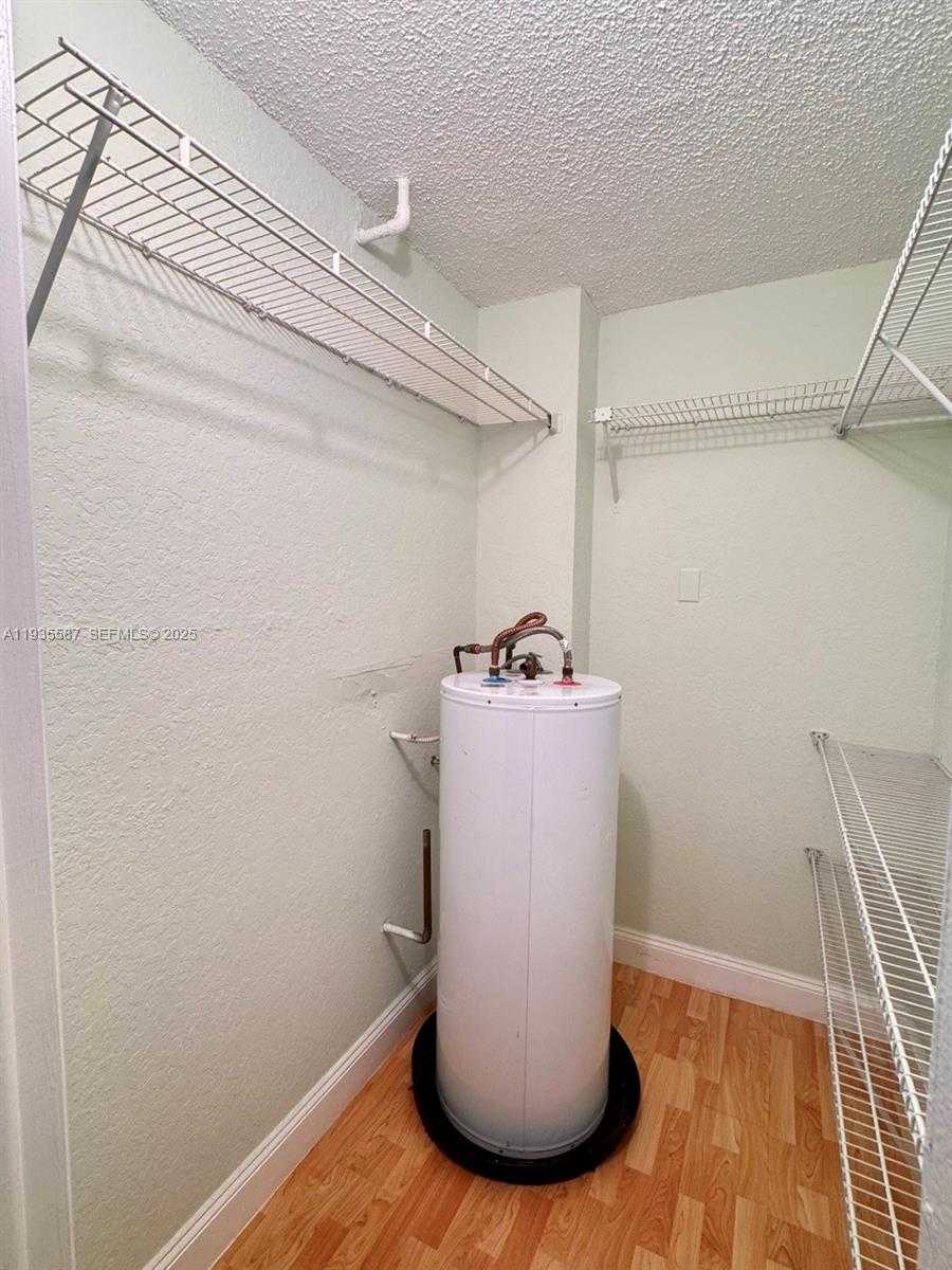 Small Image of 8245 LAKE DR #207, Doral Number 13