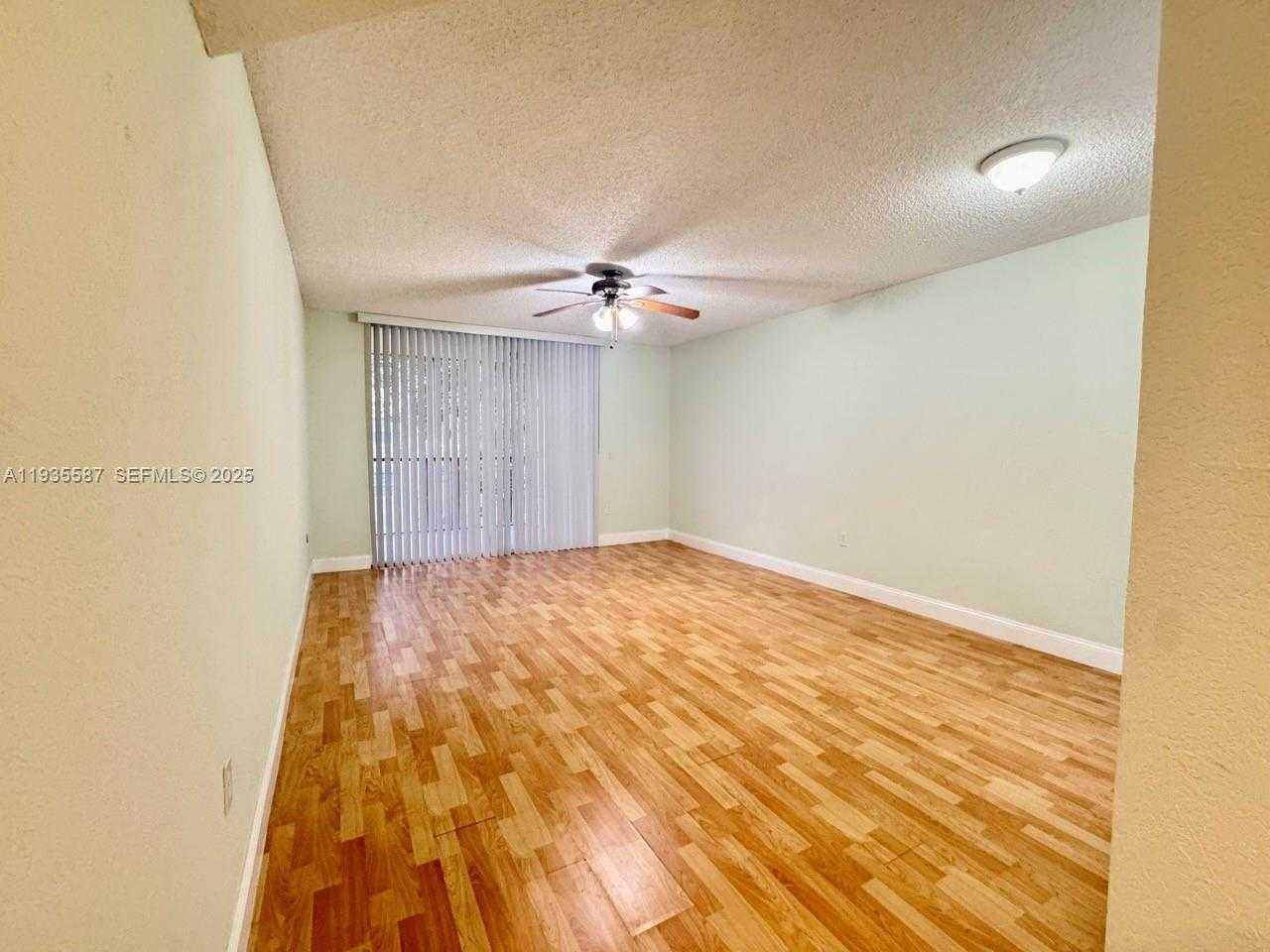 Small Image of 8245 LAKE DR #207, Doral Number 14