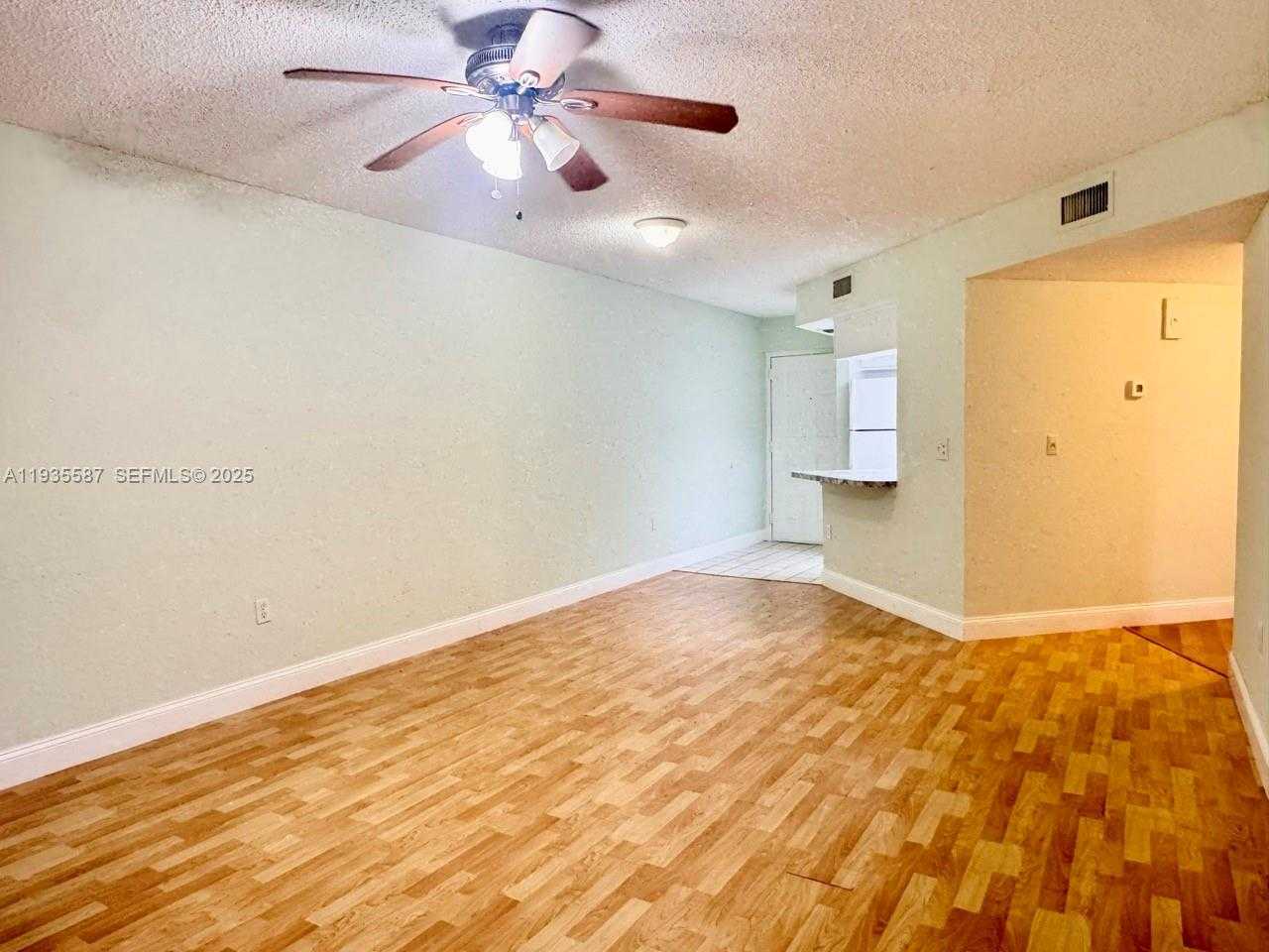Small Image of 8245 LAKE DR #207, Doral Number 15