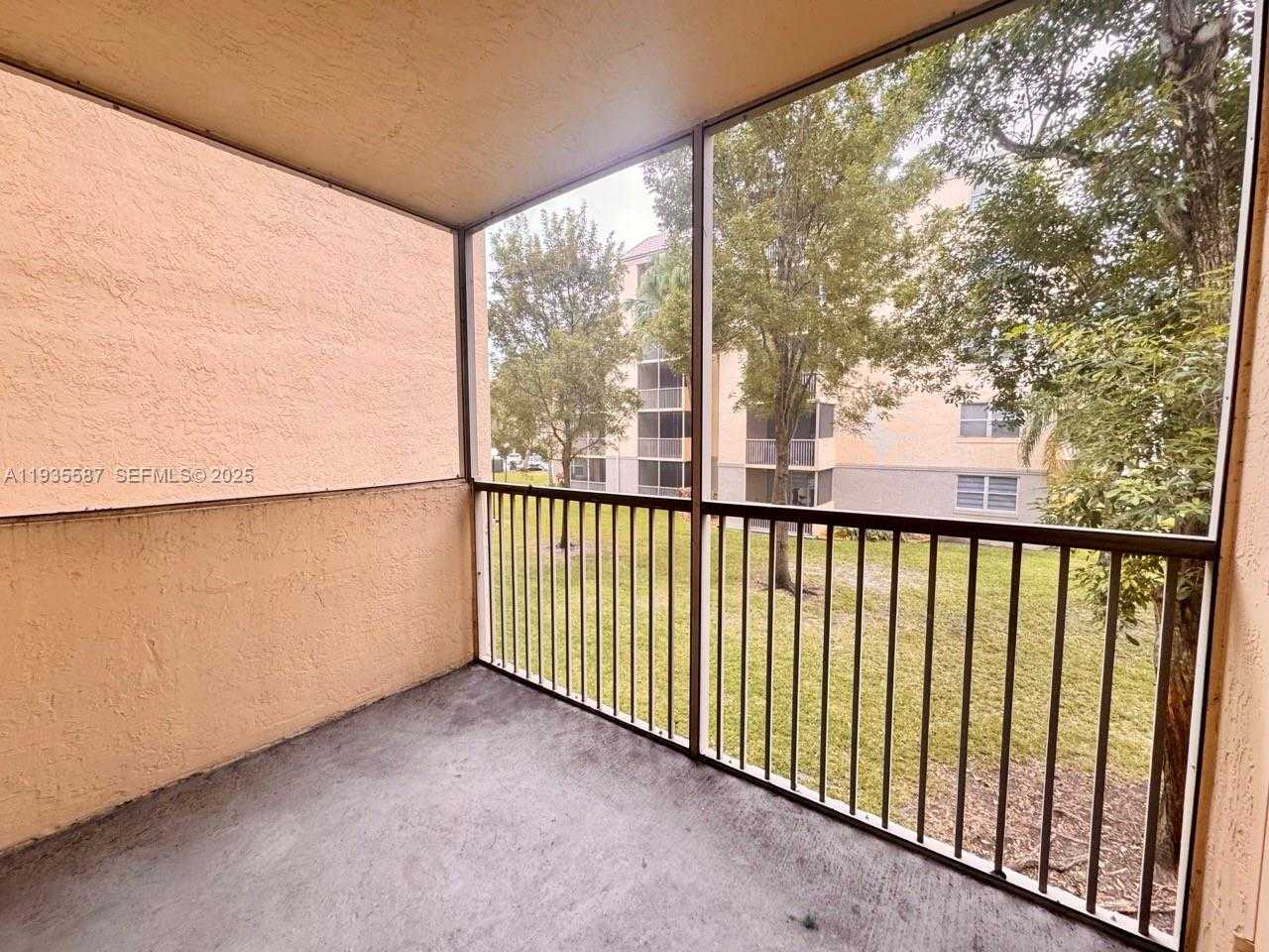 Small Image of 8245 LAKE DR #207, Doral Number 16