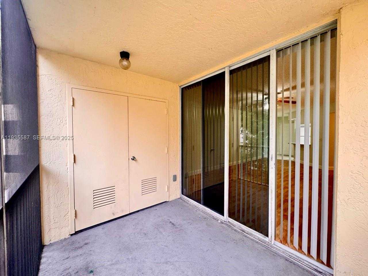 Small Image of 8245 LAKE DR #207, Doral Number 17