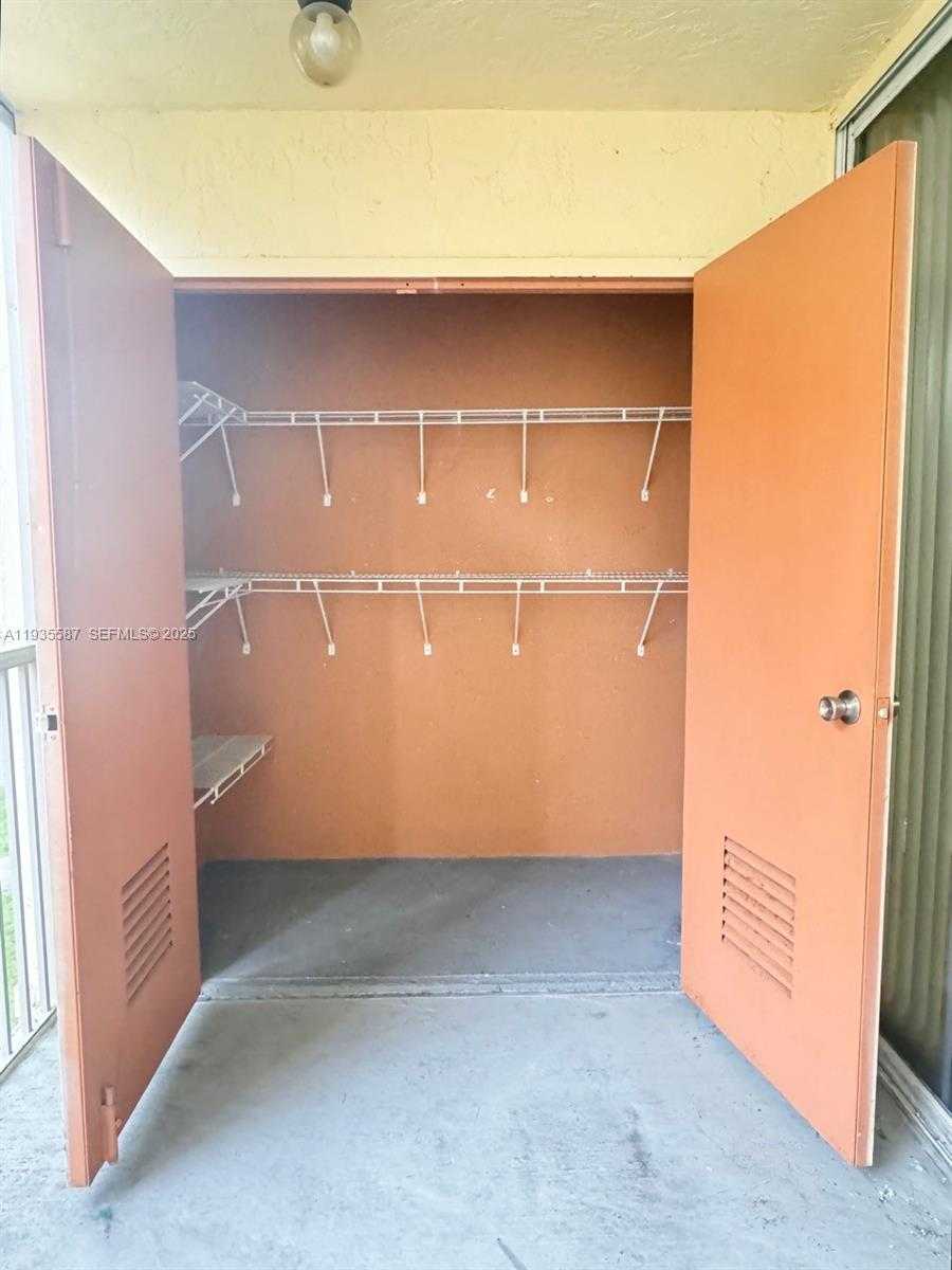 Small Image of 8245 LAKE DR #207, Doral Number 18