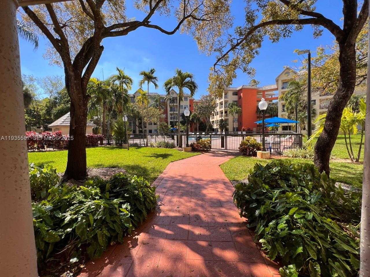 Small Image of 8245 LAKE DR #207, Doral Number 21