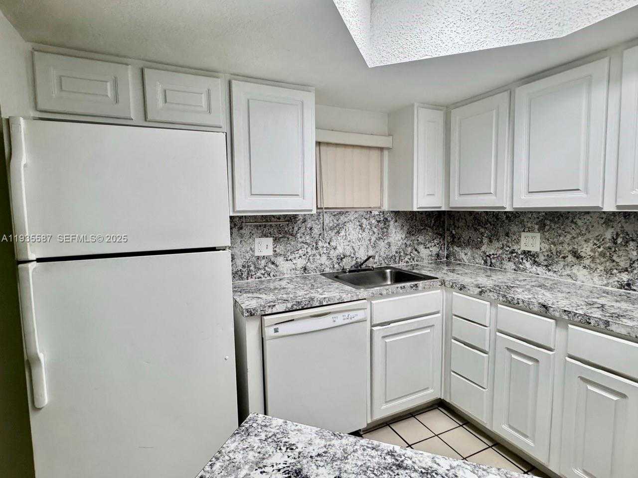 Small Image of 8245 LAKE DR #207, Doral Number 3