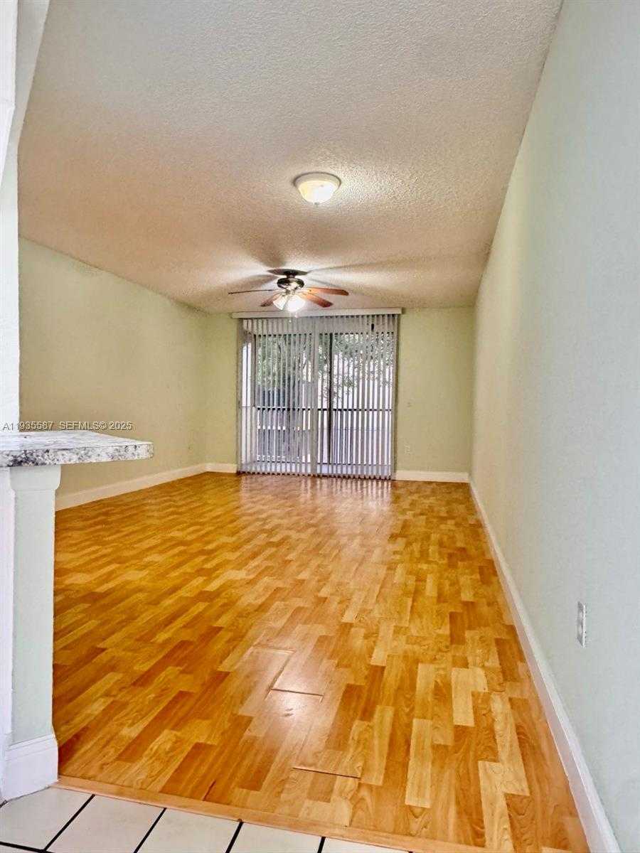 Small Image of 8245 LAKE DR #207, Doral Number 4