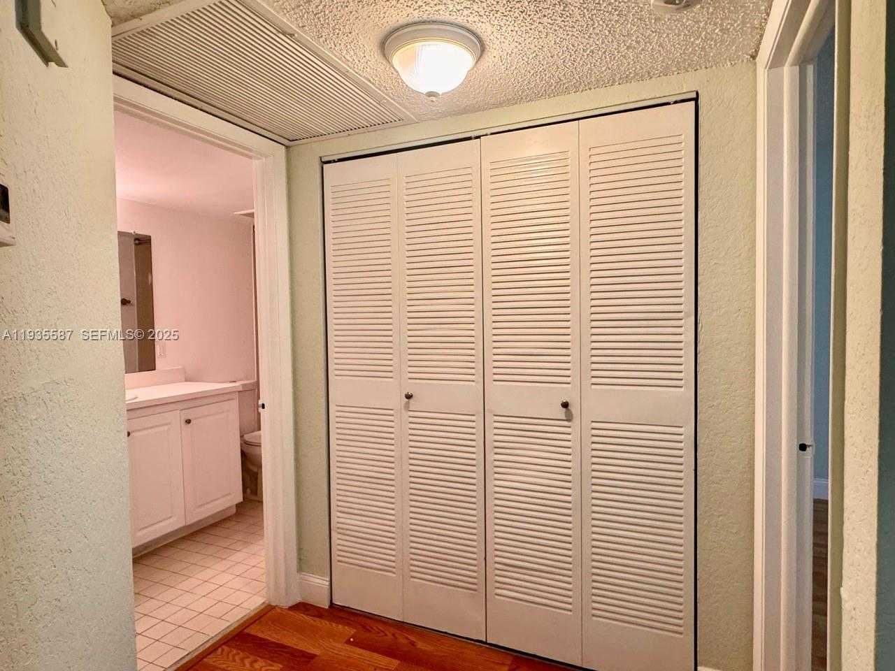 Small Image of 8245 LAKE DR #207, Doral Number 6