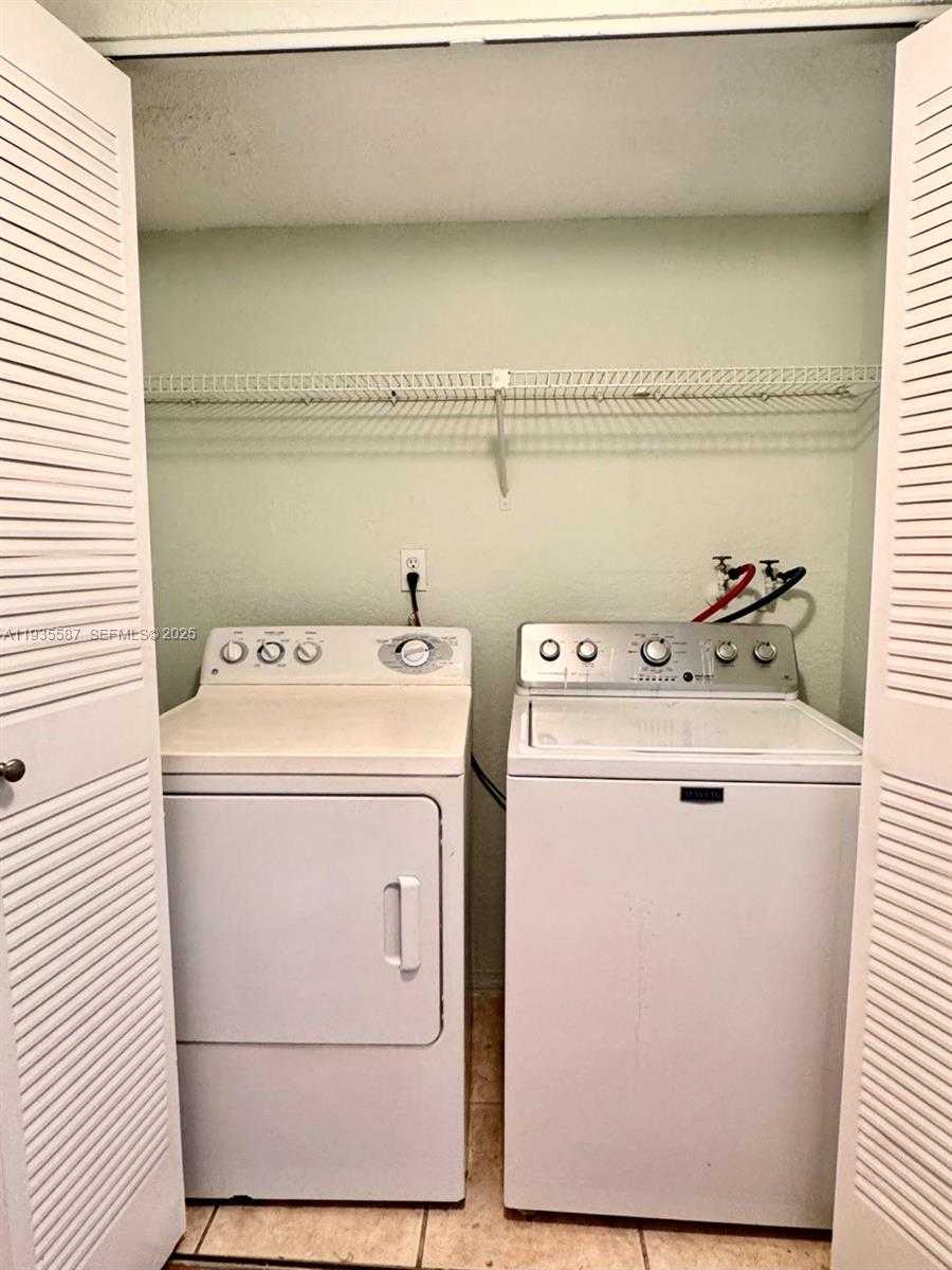 Small Image of 8245 LAKE DR #207, Doral Number 7