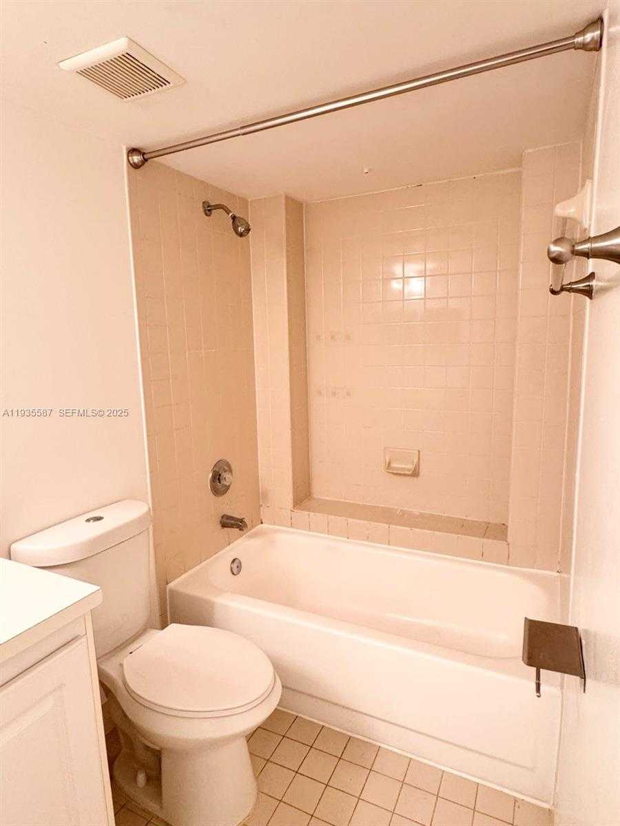 Small Image of 8245 LAKE DR #207, Doral Number 9