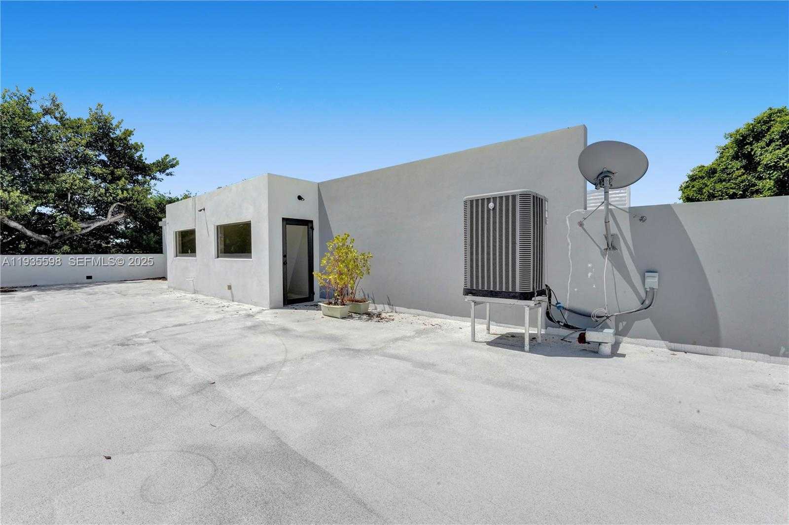 Small Image of 3465 SOUTH WEST 3RD AVE, Miami Number 41