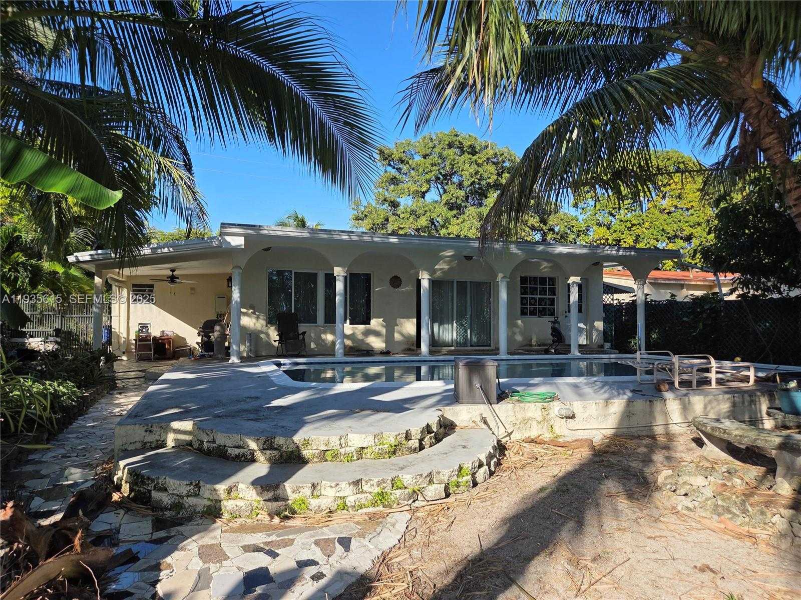 Small Image of 301 SOUTH WEST 5TH ST, Hallandale Beach Number 2