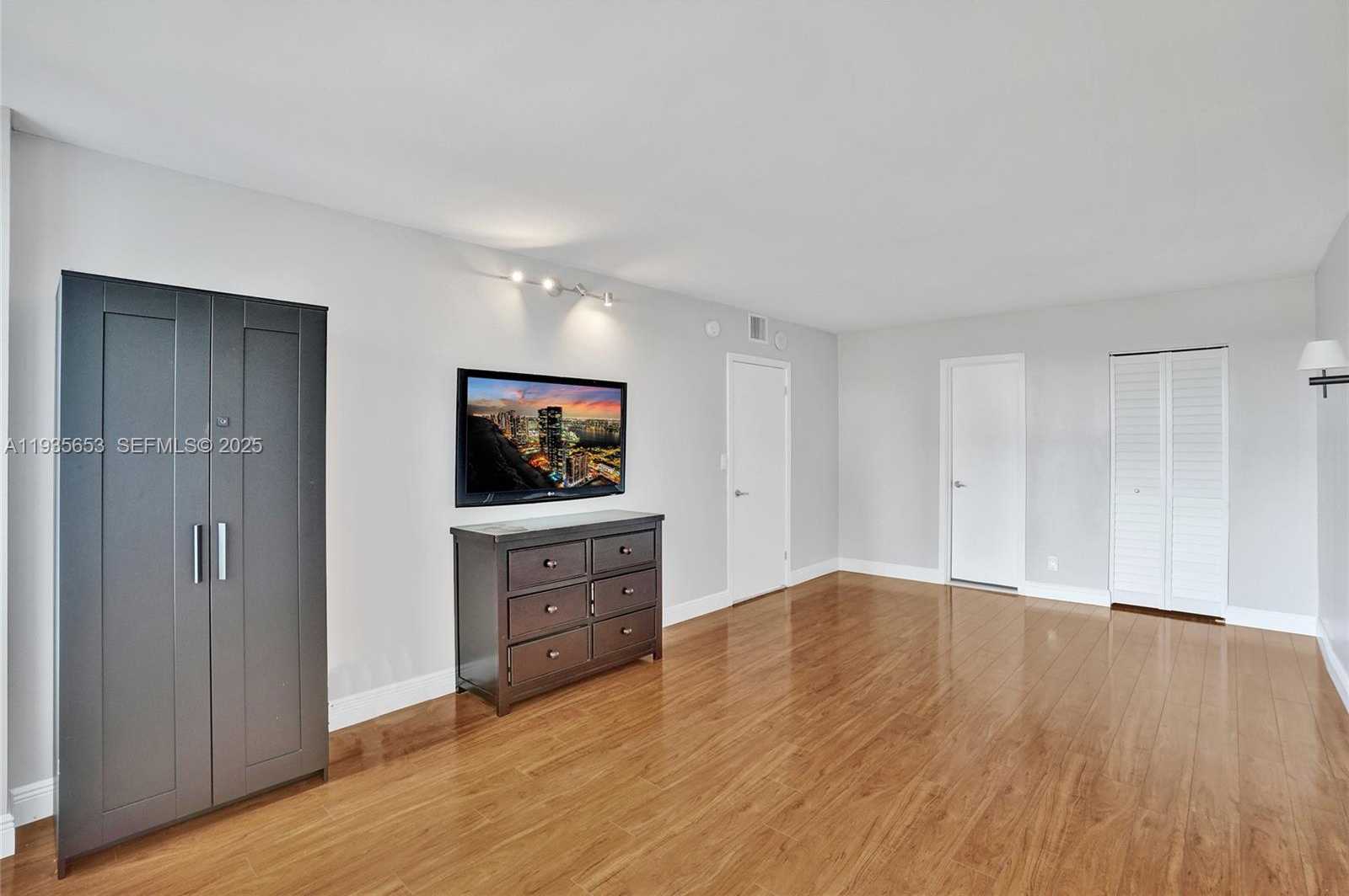 Small Image of 2500 PARKVIEW DR #917, Hallandale Beach Number 17