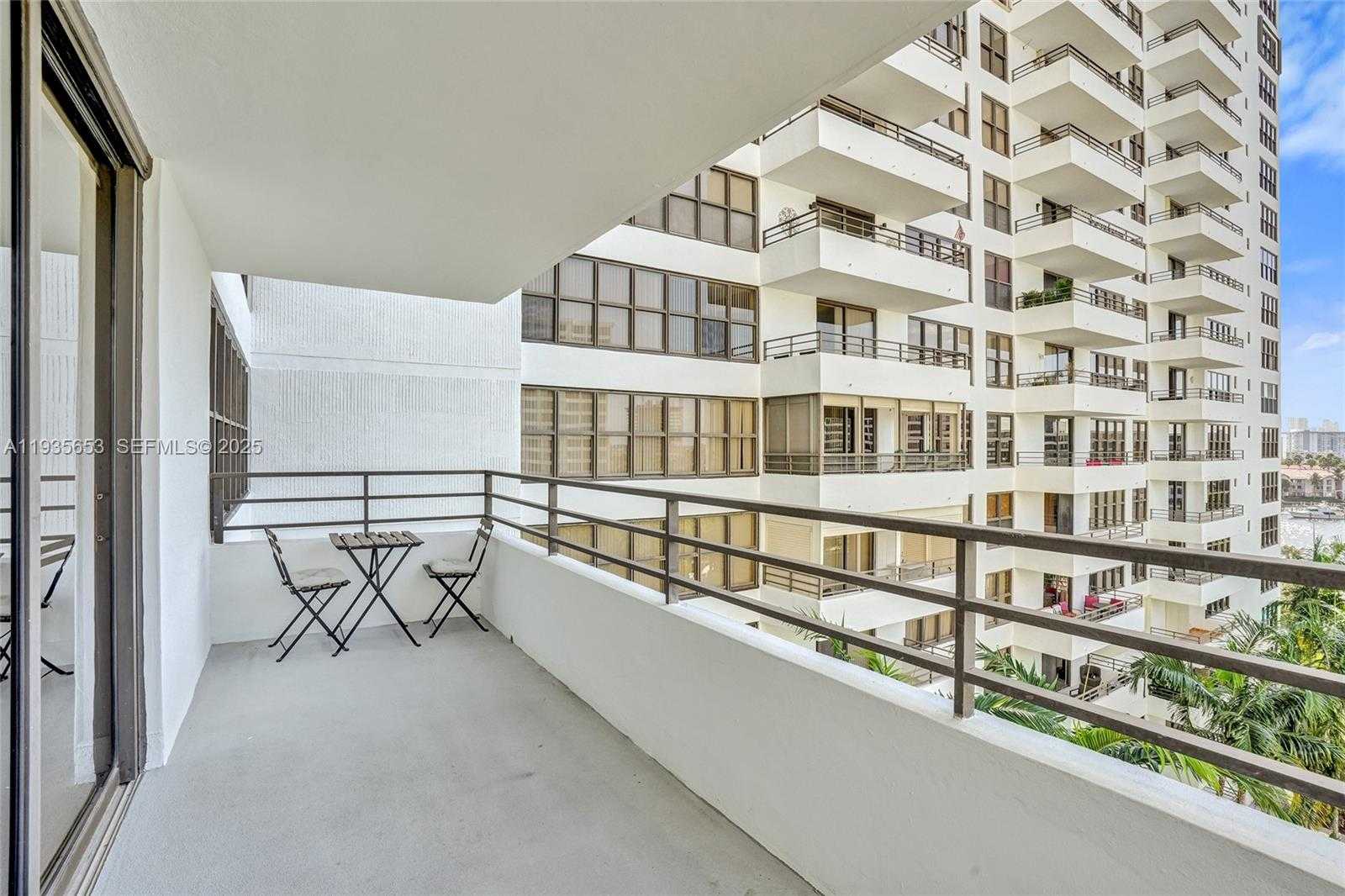 Small Image of 2500 PARKVIEW DR #917, Hallandale Beach Number 27