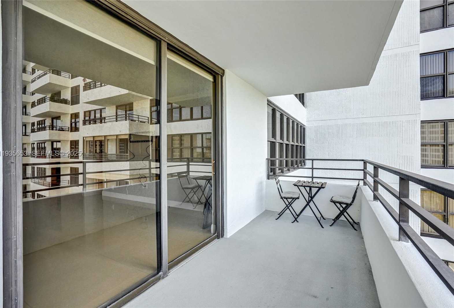 Small Image of 2500 PARKVIEW DR #917, Hallandale Beach Number 28