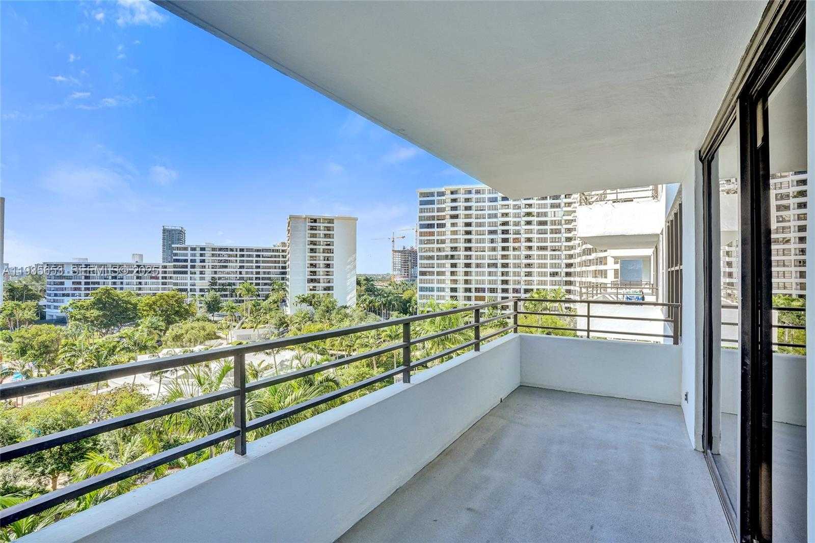 Small Image of 2500 PARKVIEW DR #917, Hallandale Beach Number 29