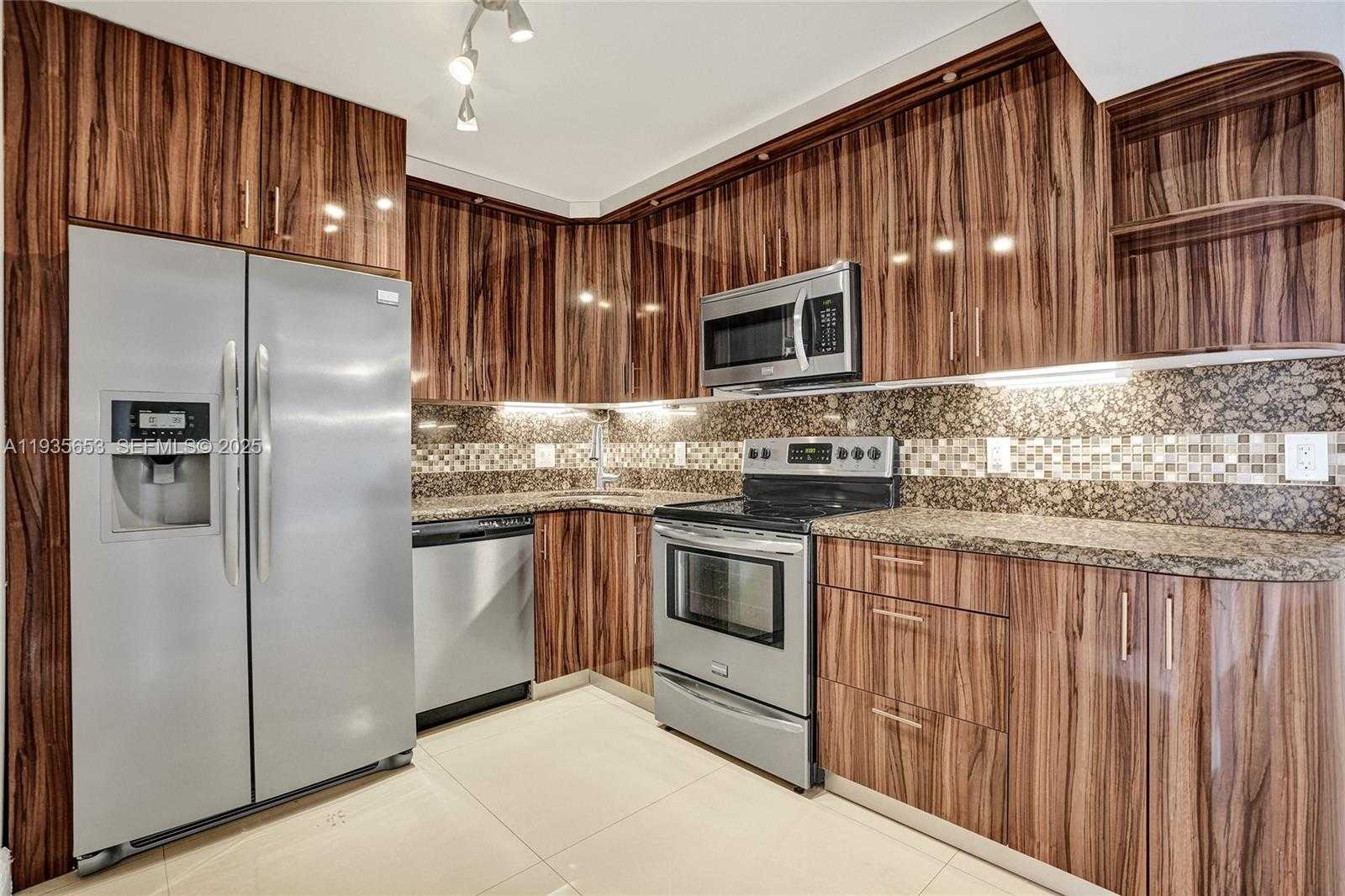 Small Image of 2500 PARKVIEW DR #917, Hallandale Beach Number 3