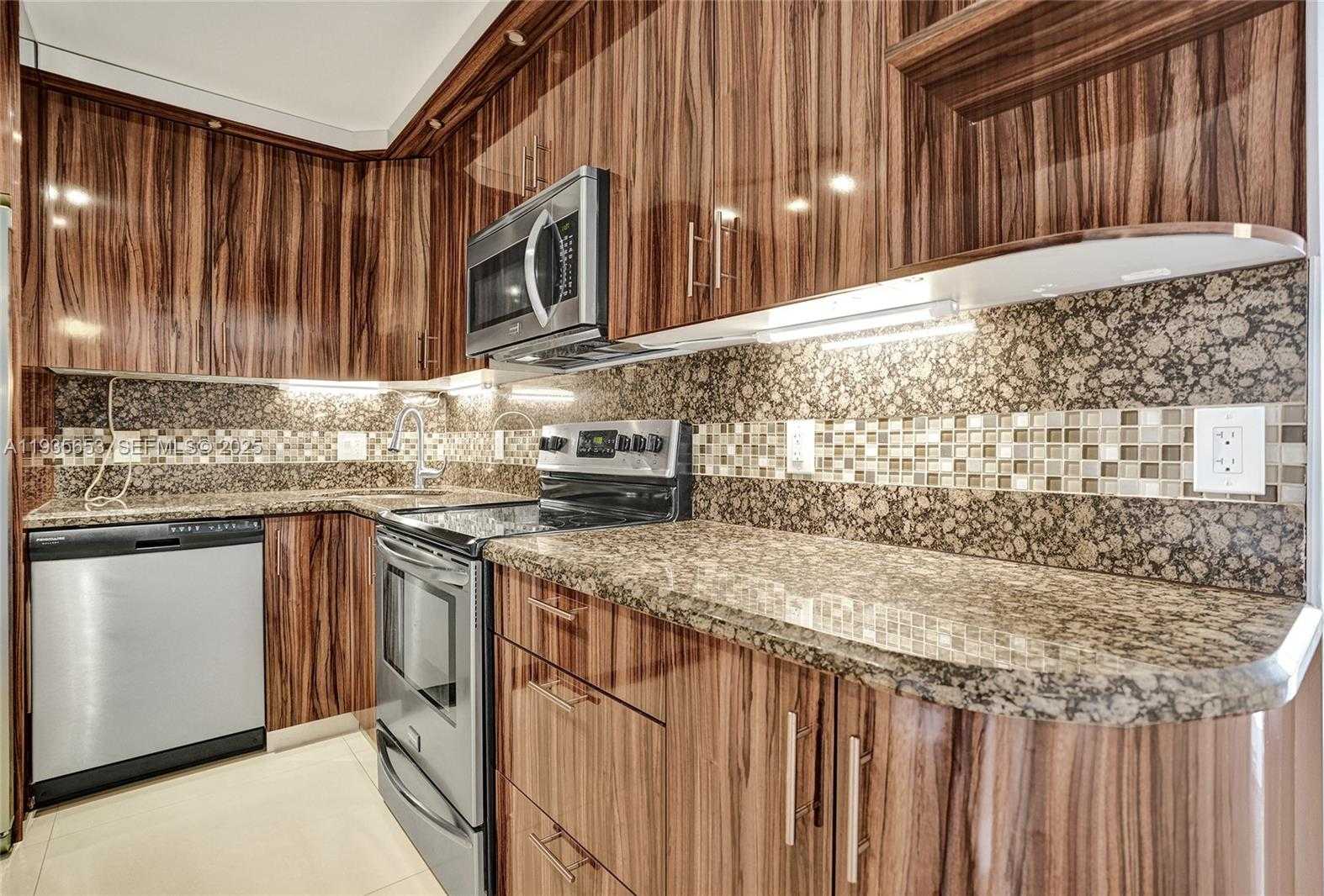 Small Image of 2500 PARKVIEW DR #917, Hallandale Beach Number 4