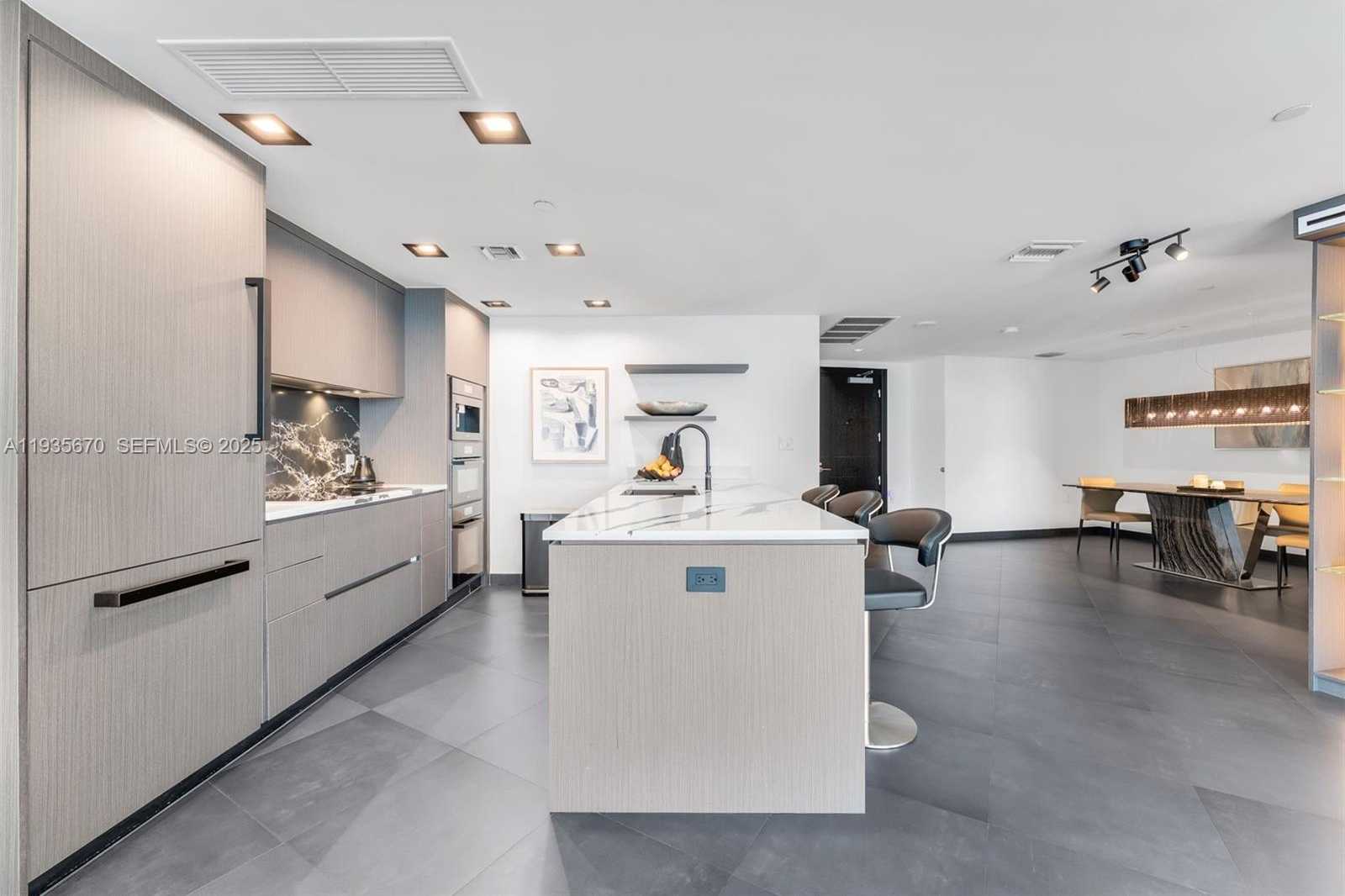 Small Image of 200 BISCAYNE BOULEVARD WAY #4408, Miami Number 6