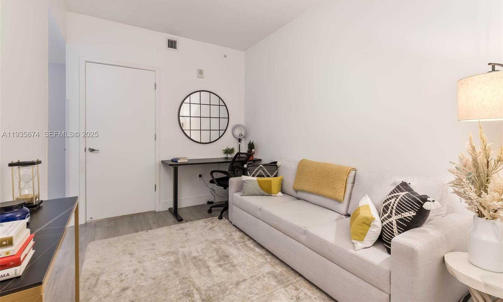 Small Image of Miami Number 15