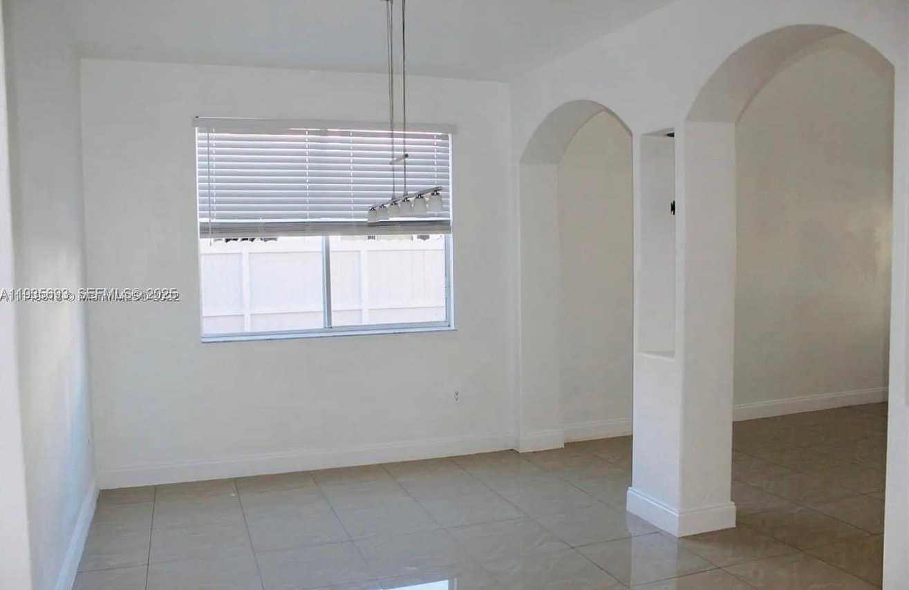 Small Image of 6002 SOUTH WEST 166TH CT, Miami Number 3