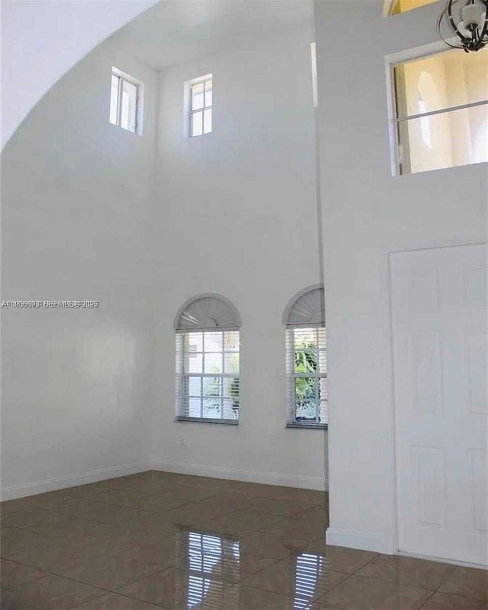 Small Image of 6002 SOUTH WEST 166TH CT, Miami Number 4