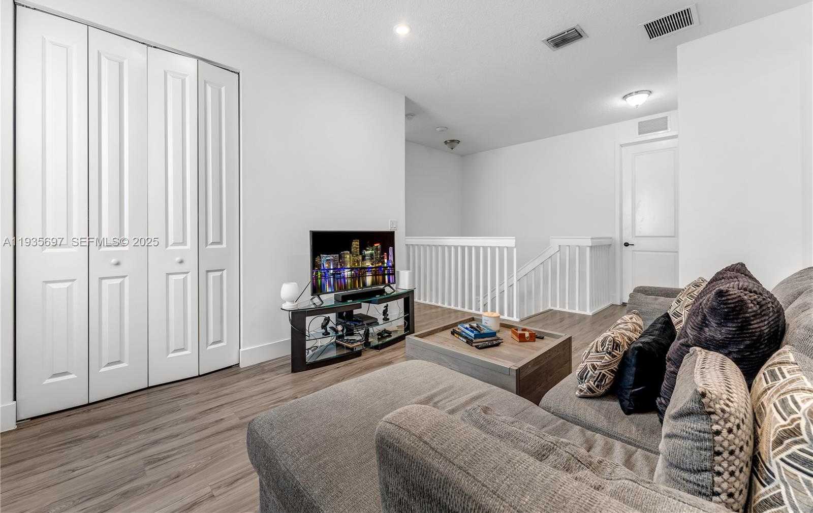 Small Image of 9881 WEST 34TH AVE, Hialeah Number 10