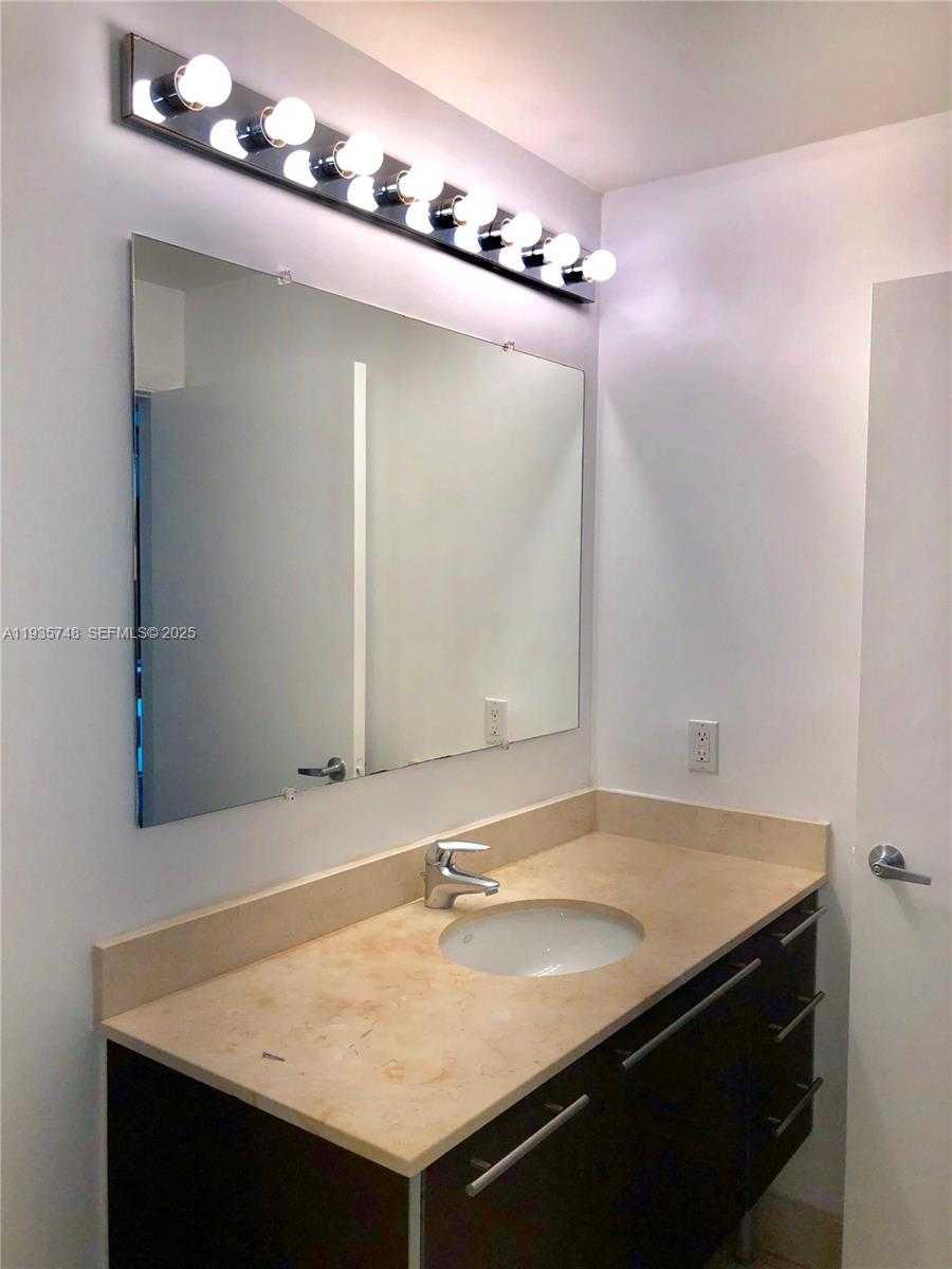 Small Image of 1900 NORTH BAYSHORE DR #3305, Miami Number 6