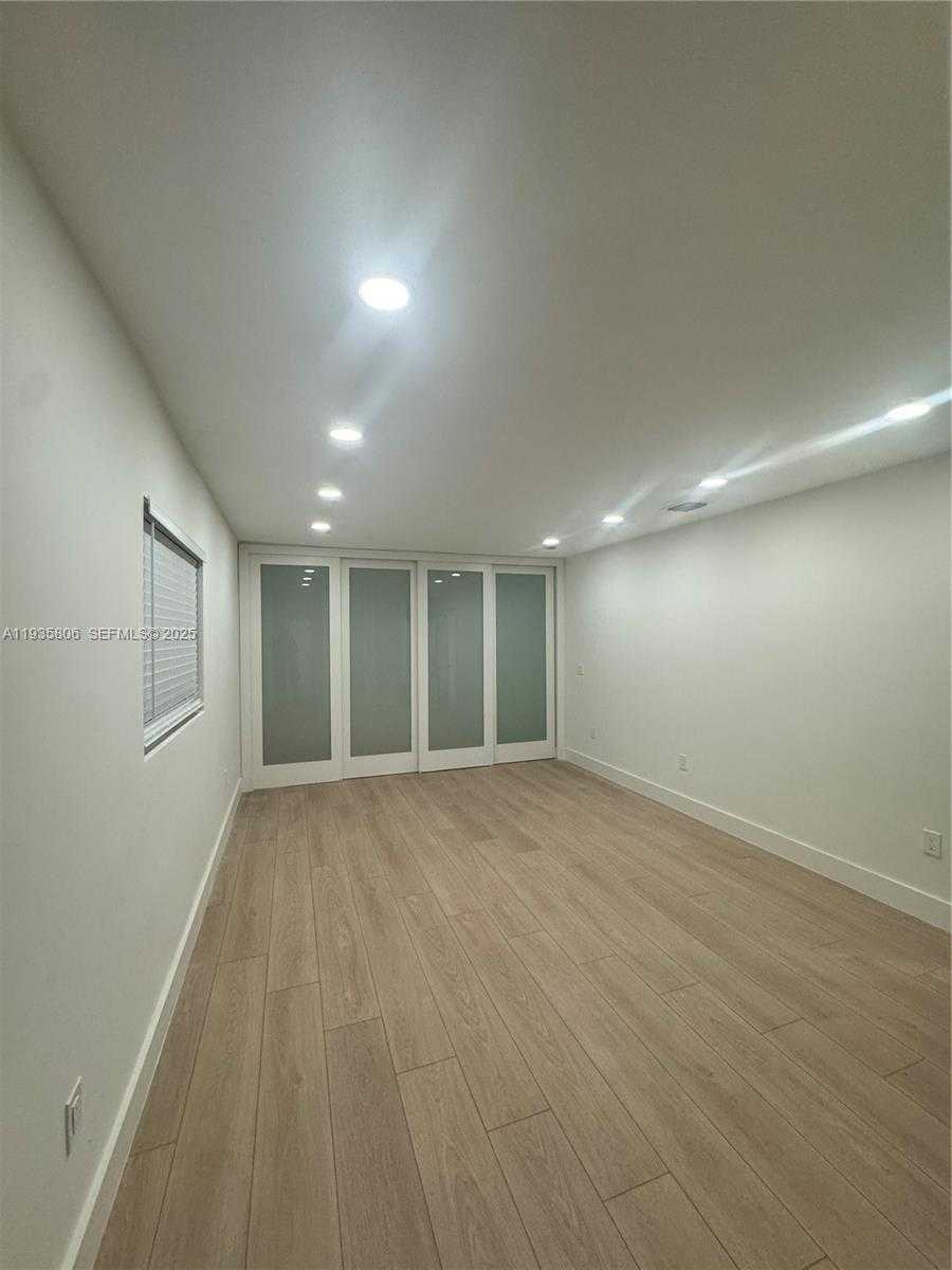 Small Image of 828 EL RADO ST, Coral Gables Number 11