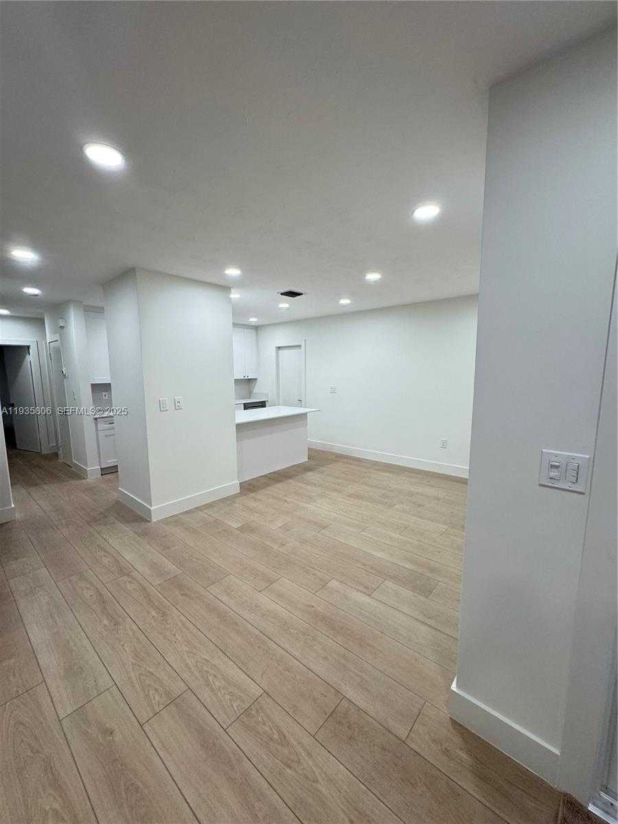 Small Image of 828 EL RADO ST, Coral Gables Number 2