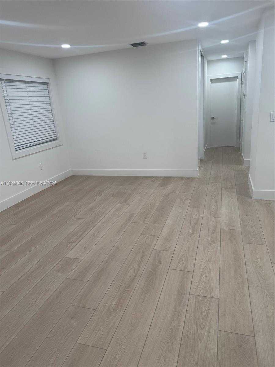 Small Image of 828 EL RADO ST, Coral Gables Number 3