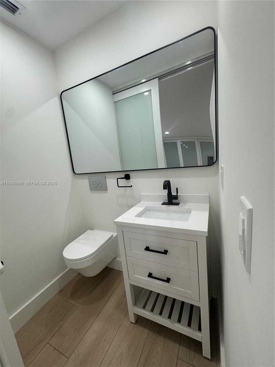 Small Image of 828 EL RADO ST, Coral Gables Number 8