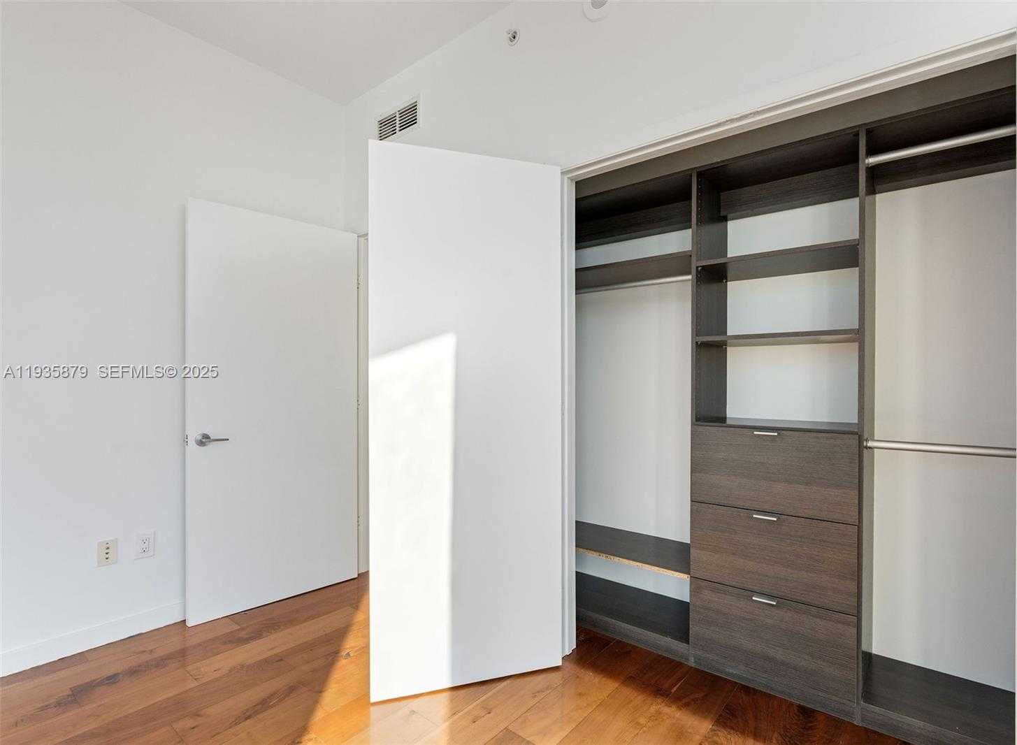 Small Image of 2020 NORTH BAYSHORE DR #3510, Miami Number 24