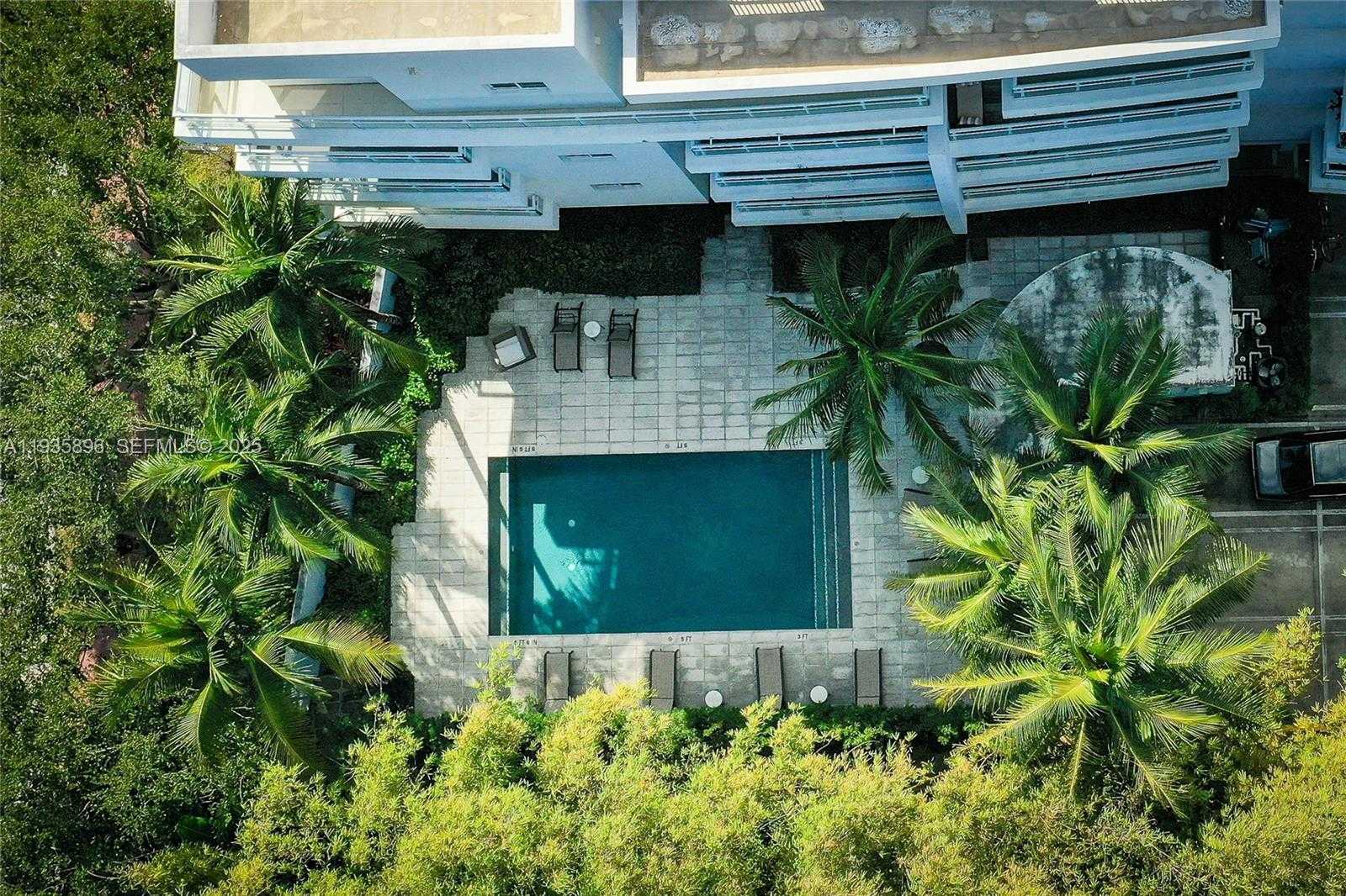 Small Image of 2020 PRAIRIE AVE #202, Miami Beach Number 3