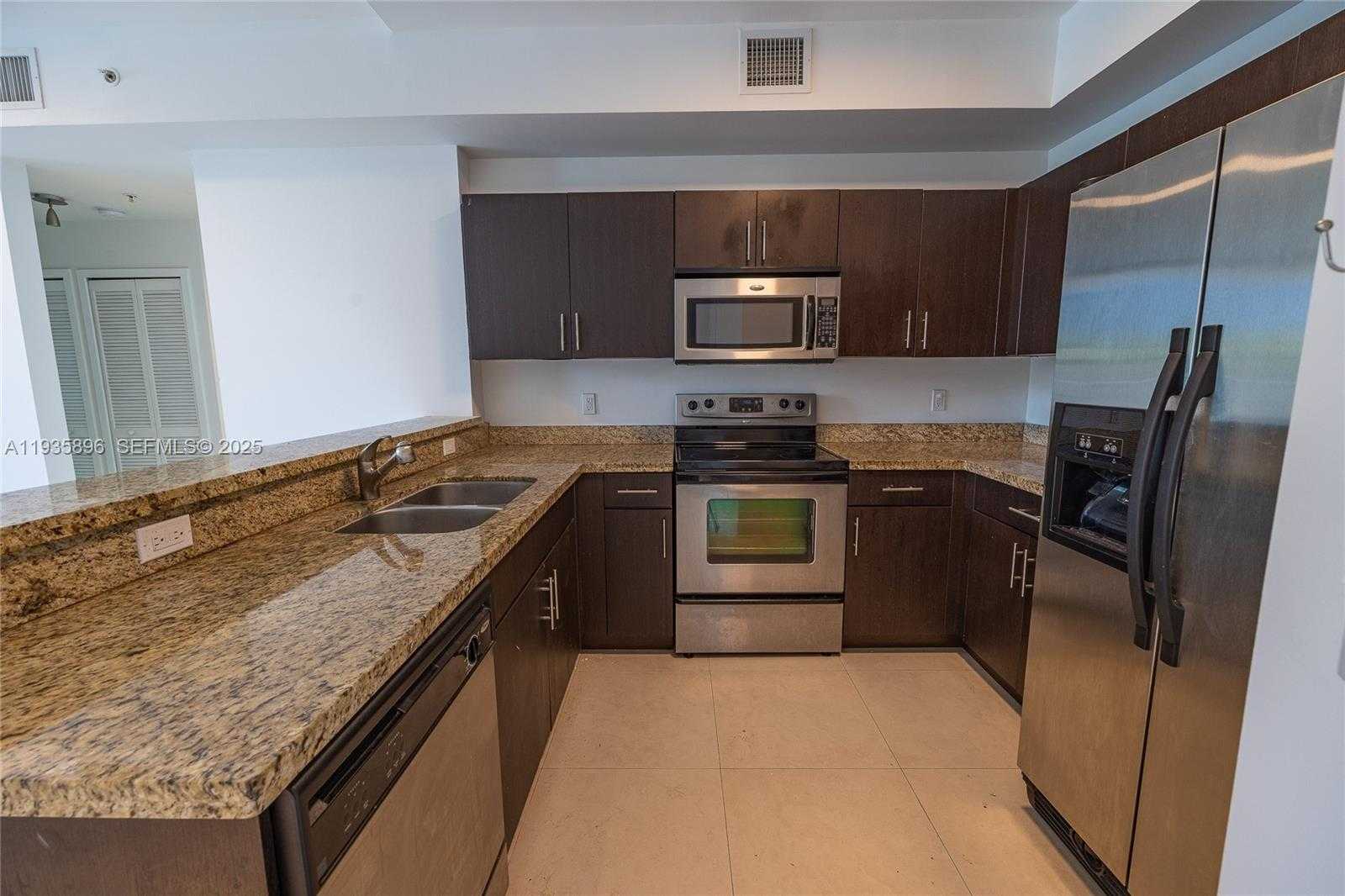 Small Image of 2020 PRAIRIE AVE #202, Miami Beach Number 8