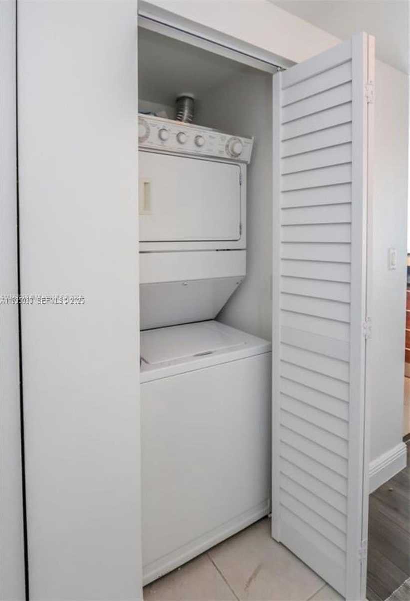 Small Image of 335 SOUTH BISCAYNE BLVD #2703, Miami Number 10
