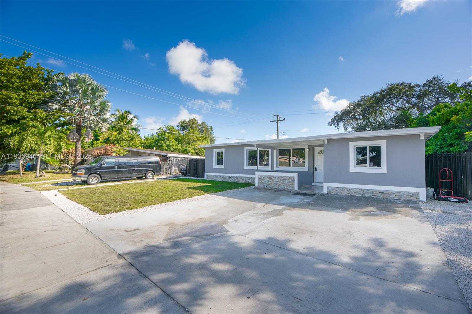 Small Image of 3510 SOUTH WEST 39TH ST, West Park Number 3