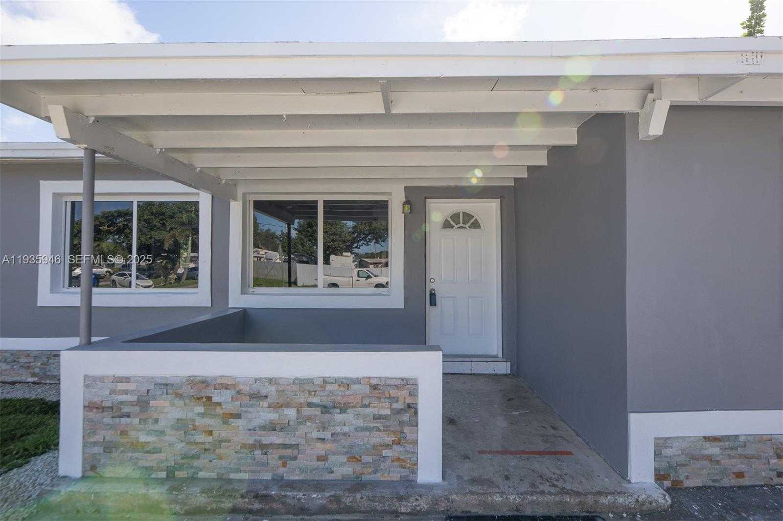 Small Image of 3510 SOUTH WEST 39TH ST, West Park Number 4