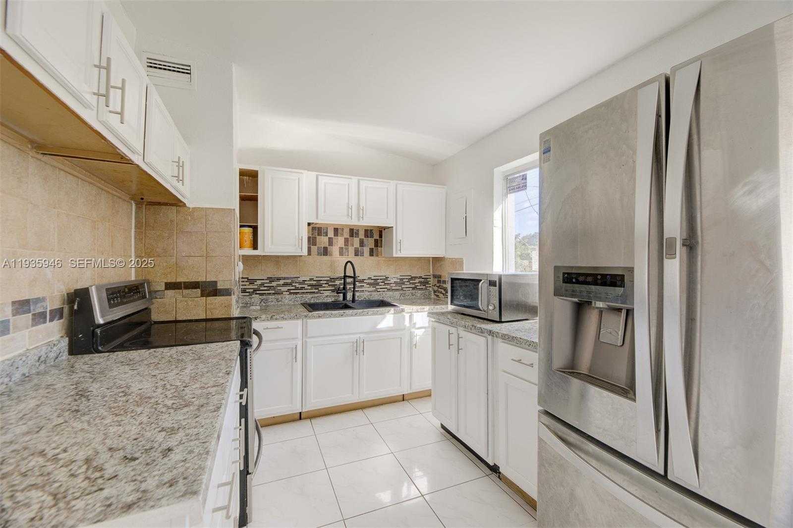 Small Image of 3510 SOUTH WEST 39TH ST, West Park Number 8