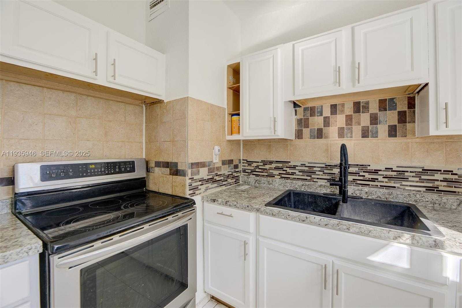 Small Image of 3510 SOUTH WEST 39TH ST, West Park Number 9