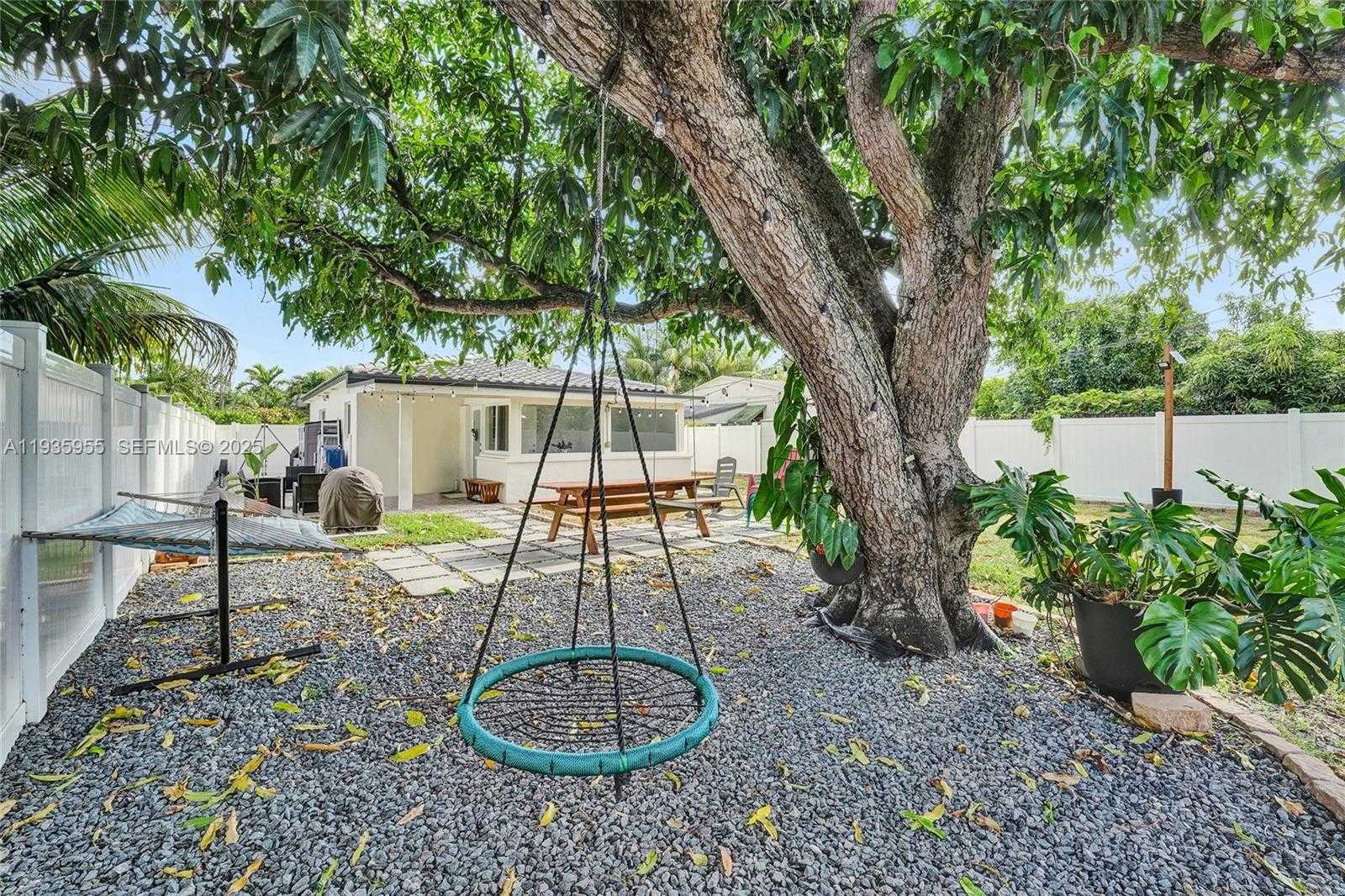 Small Image of 2826 DEWEY ST, Hollywood Number 18