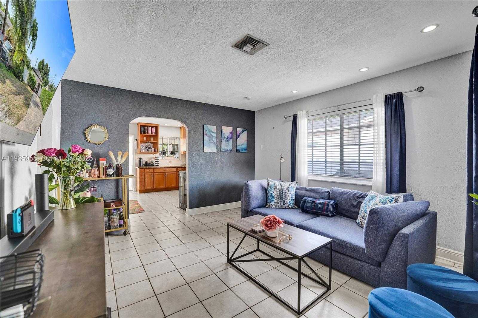 Small Image of 2826 DEWEY ST, Hollywood Number 2