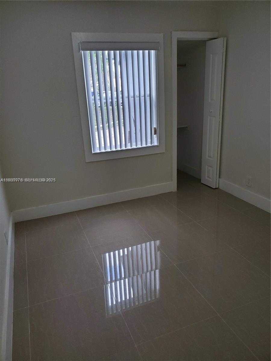 Small Image of Hollywood Number 13