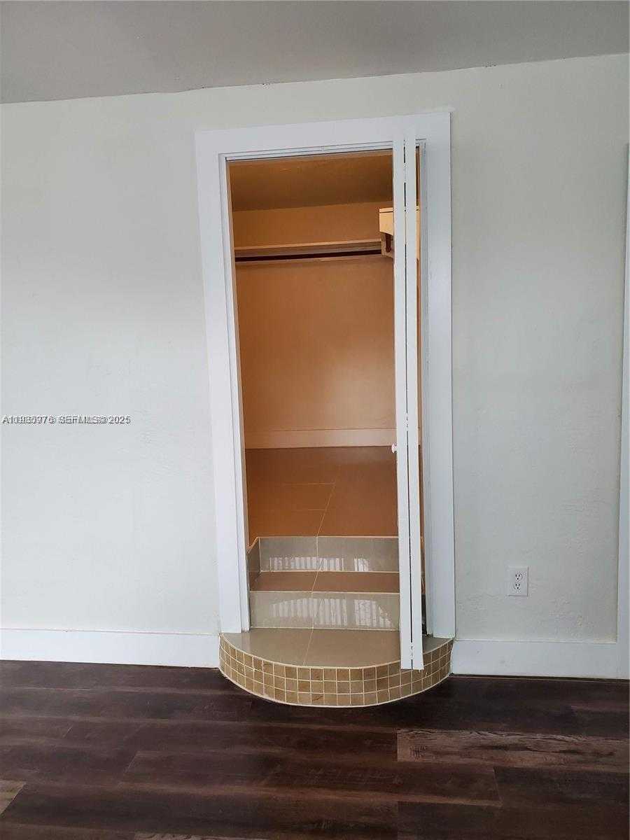 Small Image of Hollywood Number 16