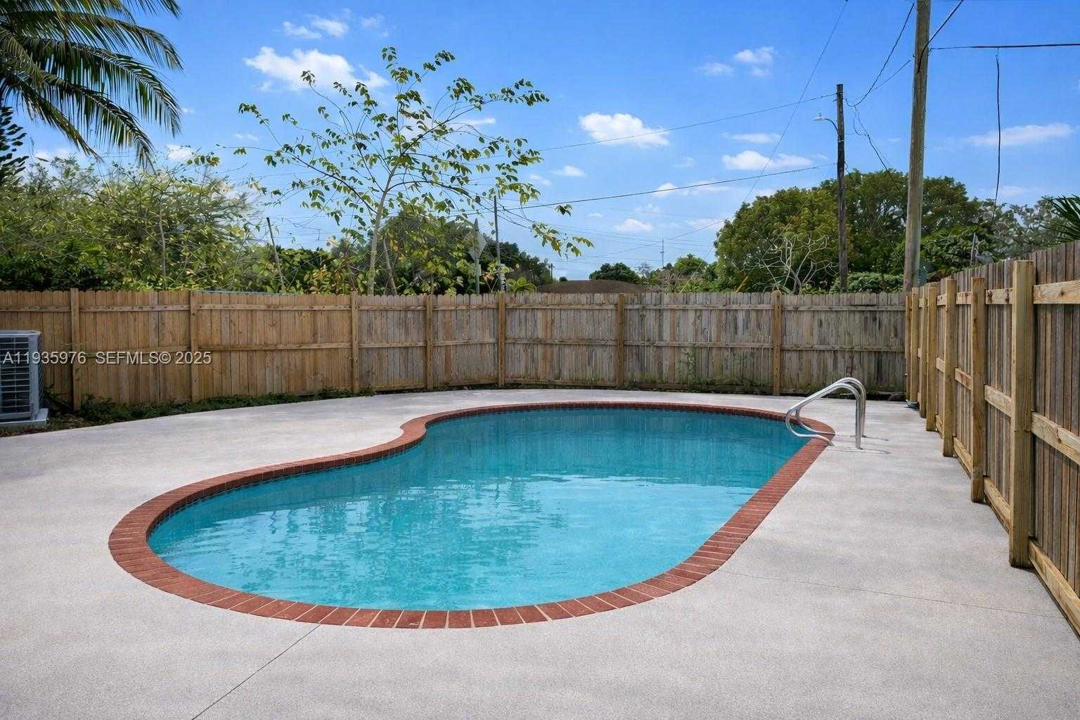 Small Image of Hollywood Number 17