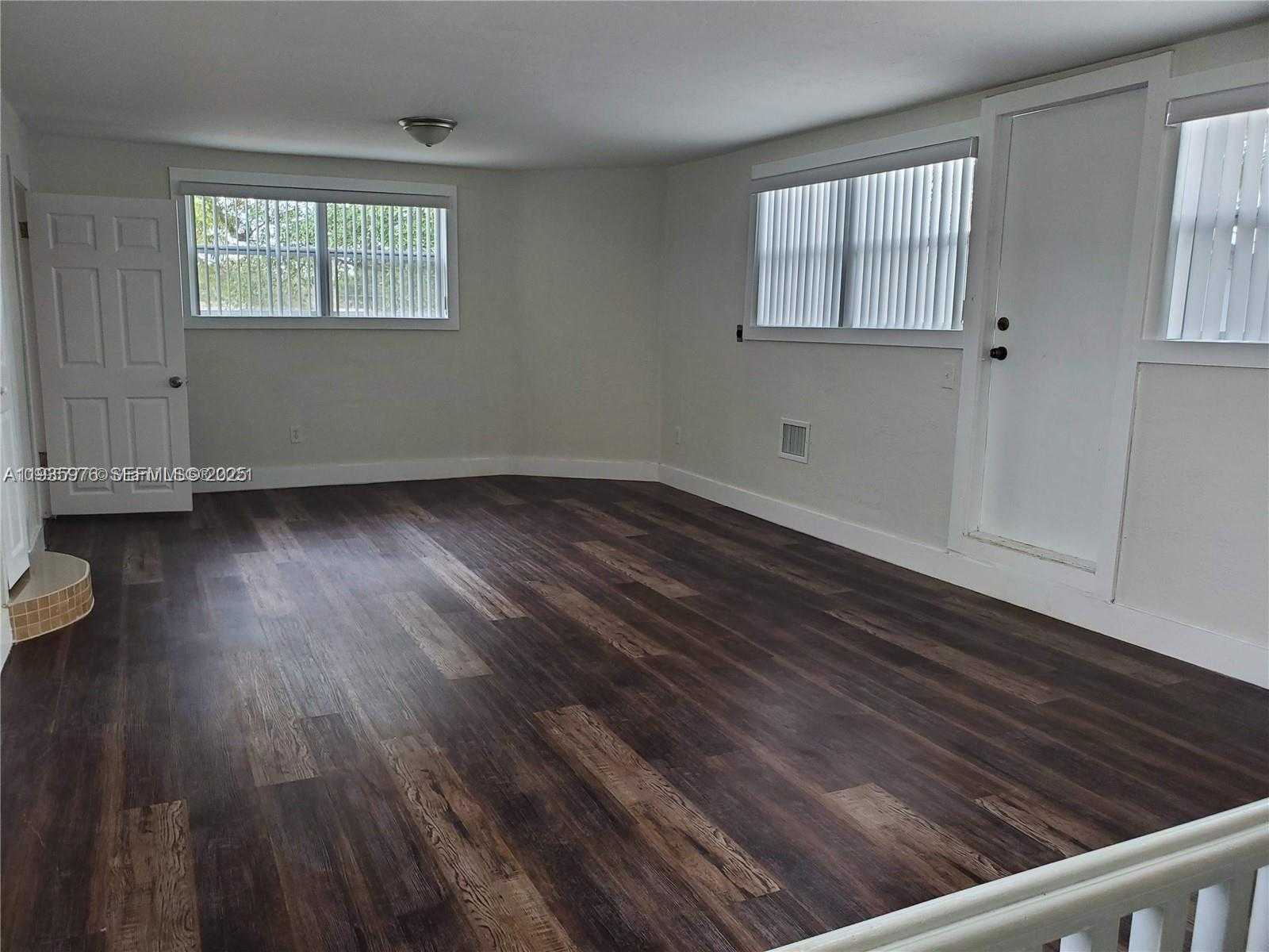 Small Image of Hollywood Number 18