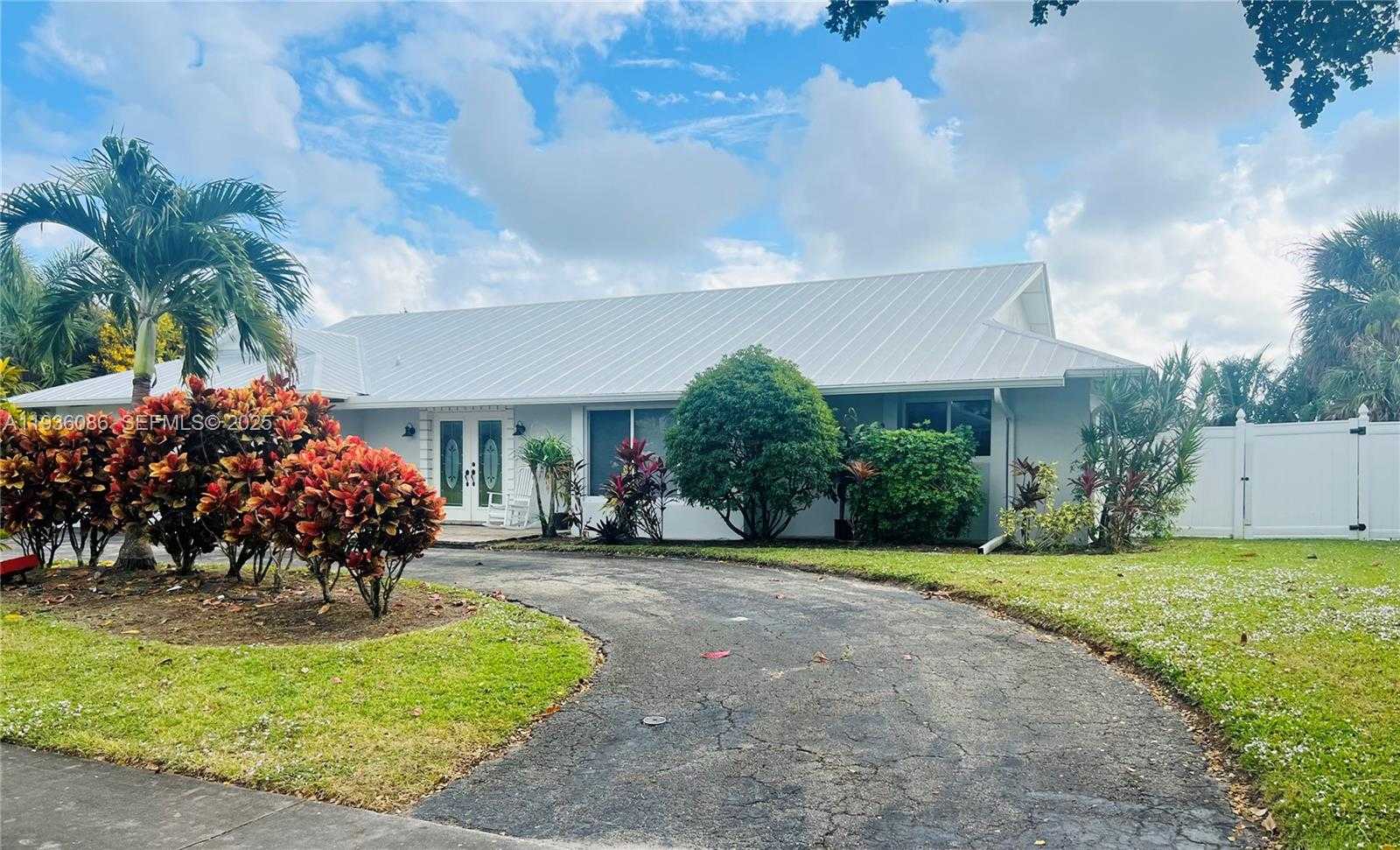 Small Image of 3324 LAKEVIEW BLVD, Delray Beach Number 2