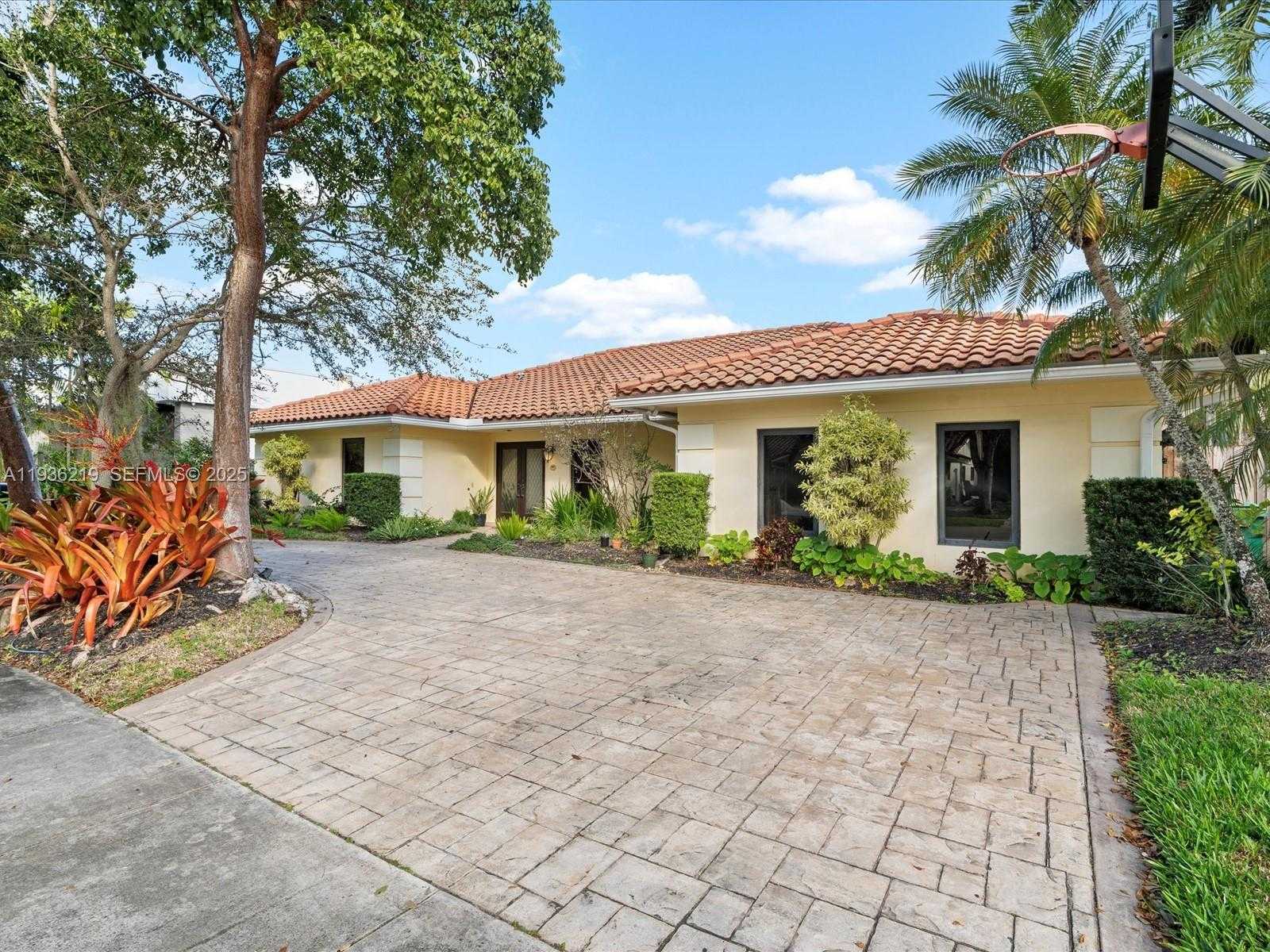 Small Image of 21151 NORTH EAST 22ND CT, Miami Number 4