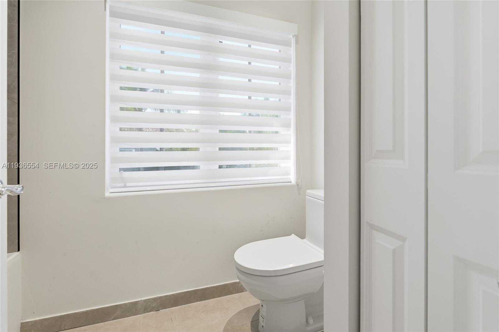 Small Image of 3135 NE 211 ST, Aventura Number 29