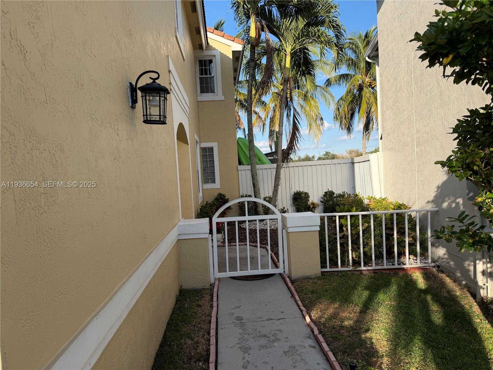 Small Image of 4908 SOUTH WEST 151ST AVE #1, Davie Number 3