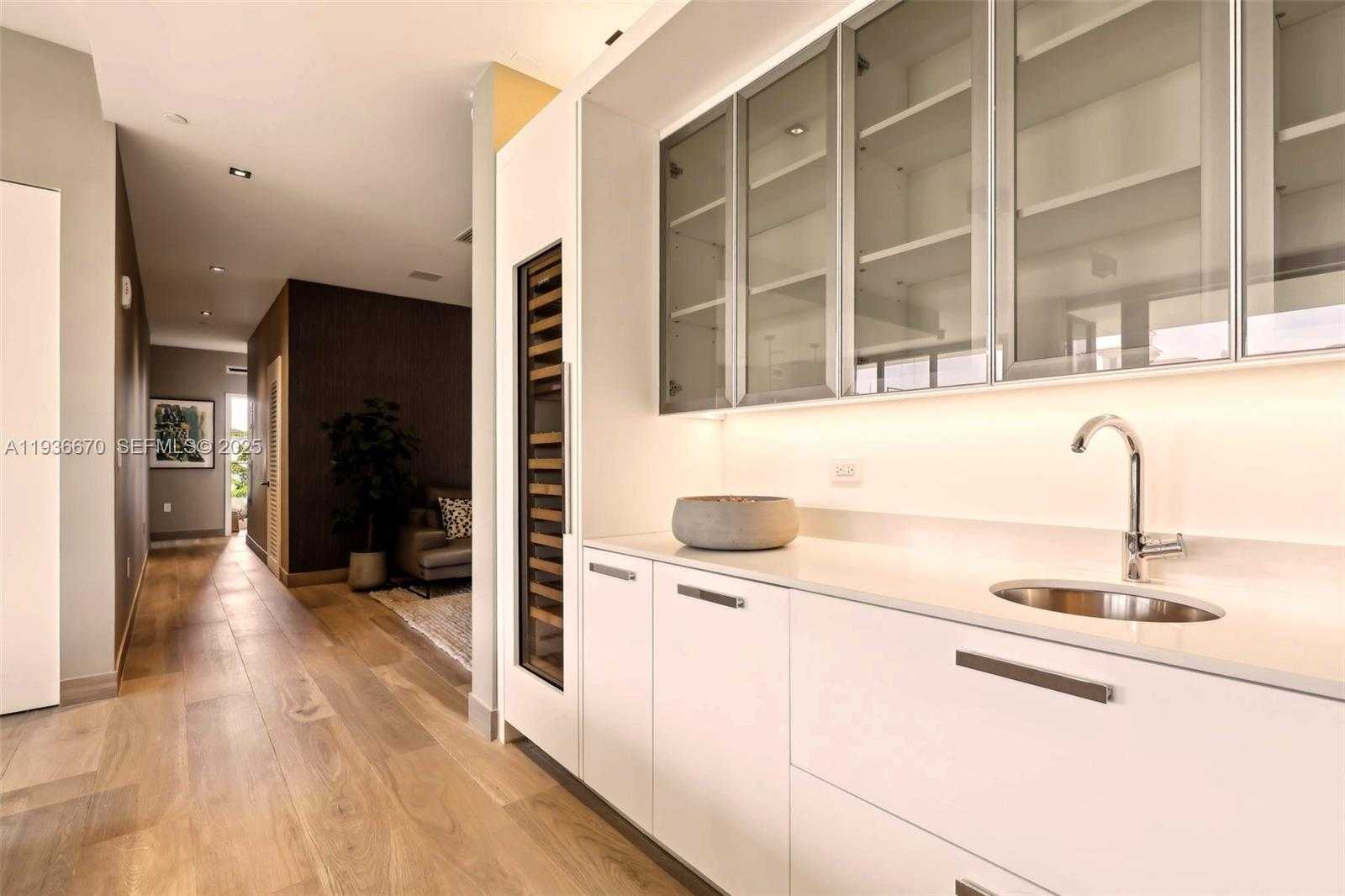 Small Image of 3581 EAST GLENCOE ST #309, Miami Number 13